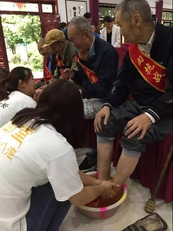 公益老兵洗腳