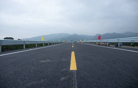 中建八局臨海余溫公路項目標尾下灣至西岑段舉行通車儀式