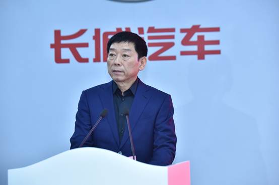 說明: 穿著西裝筆挺的男子與配字  描述已自動生成