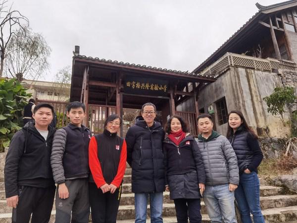 俞敏洪考察貴州田字格興隆實驗小學 探索教育公益新路徑