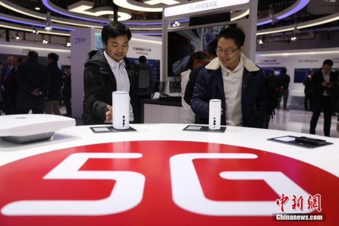 資料圖：參觀者在近距離觀看5G室內(nèi)路由器。中新社記者 蔣啟明 攝