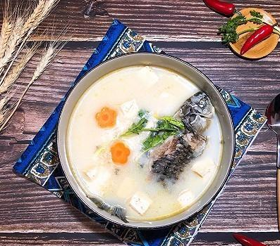 金龍魚食用油成就奶白好湯品，鯽魚豆腐湯的美味訣竅竟是它!