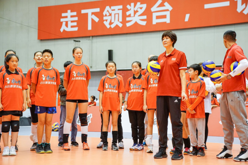 關注青少年健康成長|康師傅攜手郎平朱婷全力推廣排球運動