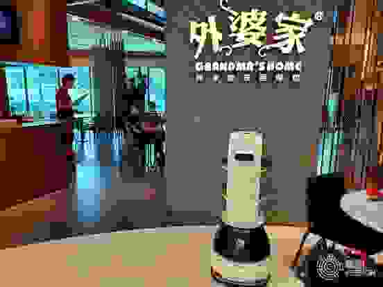 外婆家新店開業 擎朗送餐機器人持續提升品牌差異化