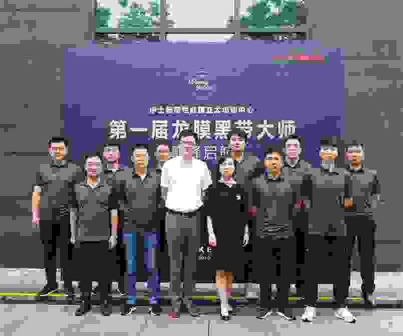 一群人站在一起合影 描述已自動生成