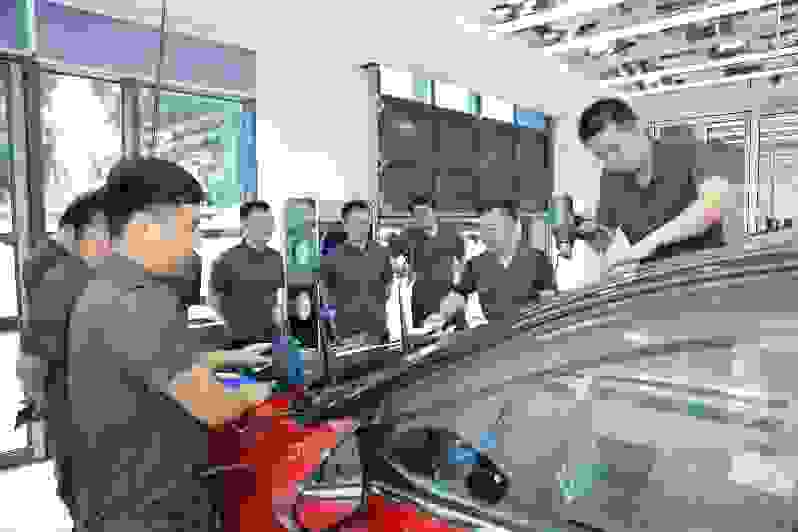 汽車的人 描述已自動生成
