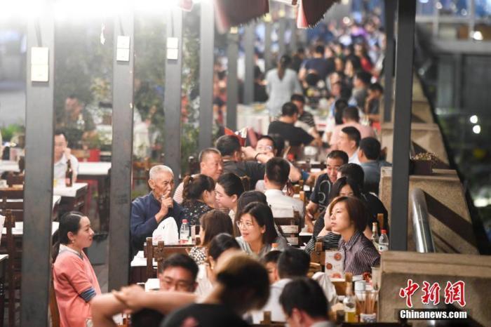 資料圖：長沙“夜經濟”逐漸復蘇。市民在夏季的夜晚出行品嘗美食。 楊華峰 攝