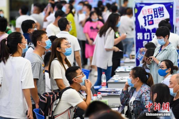 7月4日，山西太原，求職者在會場尋覓工作崗位。 中新社記者 武俊杰 攝