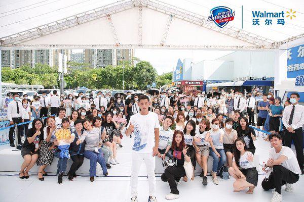 舒膚佳#健康傳中國#攜張繼科相約深圳沃爾瑪，傳遞滿滿健康能量