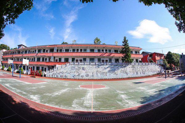 飛馳破限 阿迪達斯捐贈全新裝備助力湖南涼亭坳小學勾勒籃球夢想
