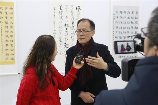 江蘇省文藝評(píng)論家協(xié)會(huì)秘書長(zhǎng)衡正安為遠(yuǎn)程觀眾做導(dǎo)覽.jpg