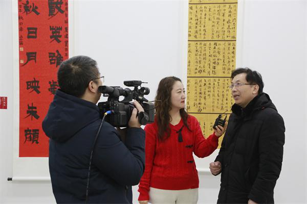 第四屆米芾杯優(yōu)秀書法指導(dǎo)老師黃立為網(wǎng)上觀眾作導(dǎo)覽.jpg