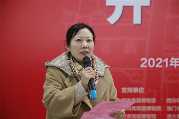 鎮(zhèn)江市文化廣電和旅游局局長(zhǎng)周文娟主持開幕式.jpg