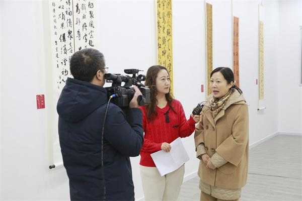 鎮(zhèn)江市文化廣電和旅游局局長(zhǎng)周文娟為網(wǎng)上觀眾導(dǎo)覽.jpg