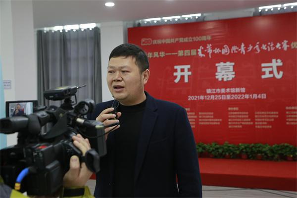 中國米芾書法公園總經(jīng)理鄧超為網(wǎng)上觀眾作導(dǎo)覽.jpg