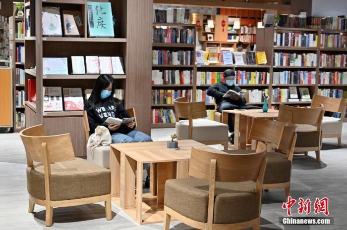 廣西南寧一書(shū)店內(nèi)，讀者閱讀書(shū)籍。中新社記者 俞靖 攝