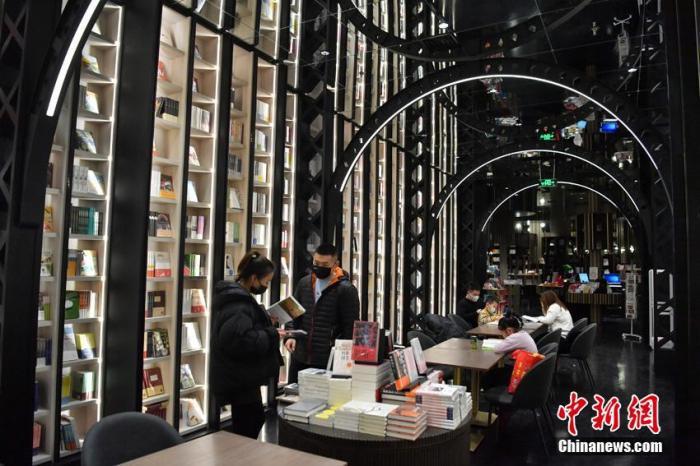 長(zhǎng)春一家書(shū)店因別致的裝修而走紅網(wǎng)絡(luò)，吸引不少市民前來(lái)閱讀購(gòu)書(shū)。 張瑤 攝