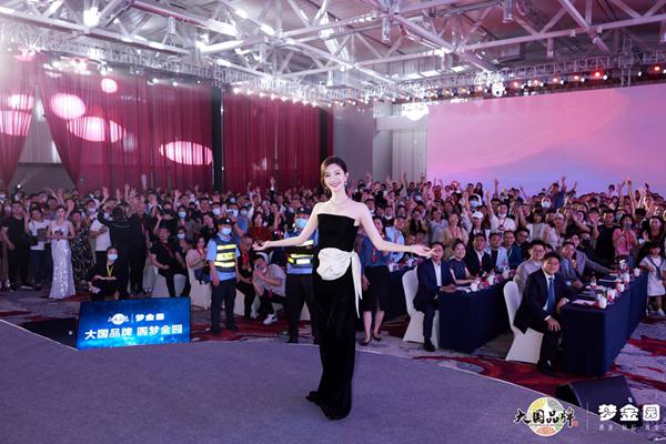 江疏影盛裝出席夢金園珠寶品牌盛典