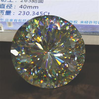 “火彩王后”鉆飾華麗登場