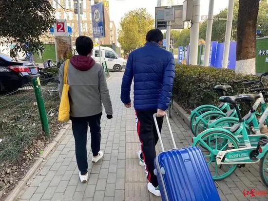 ↑張女士稱，如果要不到錢，她和兒子就一直在武漢。 圖片來源：紅星新聞