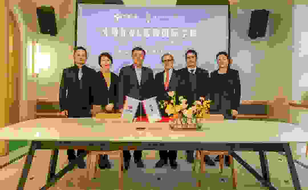 光明乳業(yè)與藍帶國際學院達成合作 副總裁賁敏代表簽約