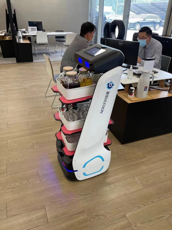 服務機器人哪家強？擎朗領跑智能展廳新趨勢