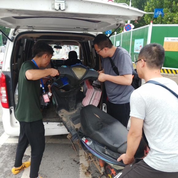 鄭州加油！雅迪電動車救援車隊出擊，掀起橙色風暴