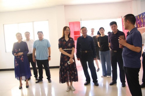 人民銀行市州中心支行和凱里農商銀行深入貴州凱緣春酒業(yè)調研指導工作