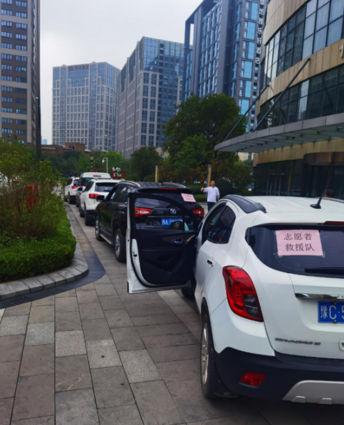 視力健康公益行——鄭州暴雨后恒濟慧視志愿者救援隊行動中