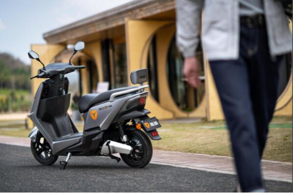 雅迪冠能2.0系列電動車，外出郊游的必備神器