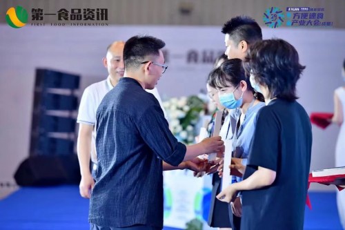 瞄準(zhǔn)方便速食場景突破 小龍坎食品榮獲年度場景突破品牌top5