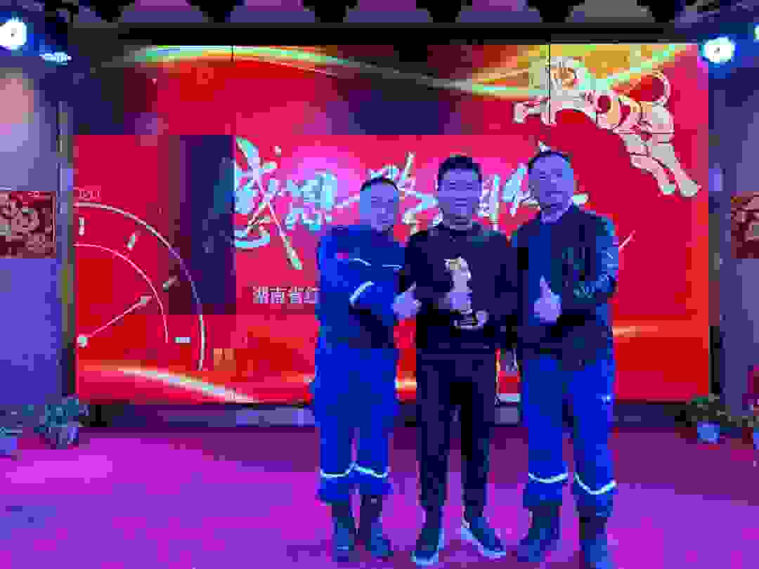DS獲得湖南省紅十字藍天救援中心頒發的“公益愛心單位”榮譽