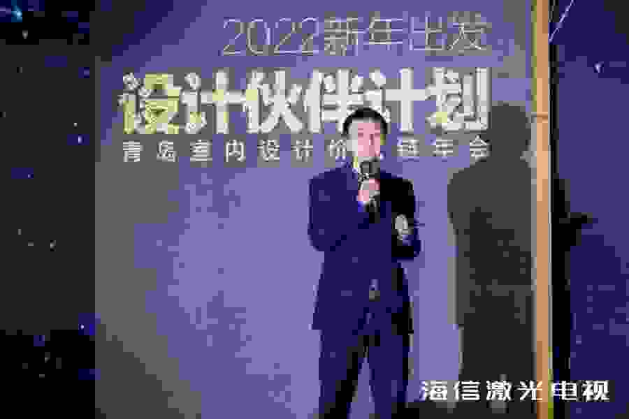 男人和女人站在標志前中度可信度描述已自動生成