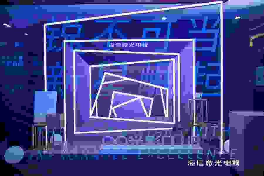 街道上有店鋪的標志藍色背景白色的字描述已自動生成