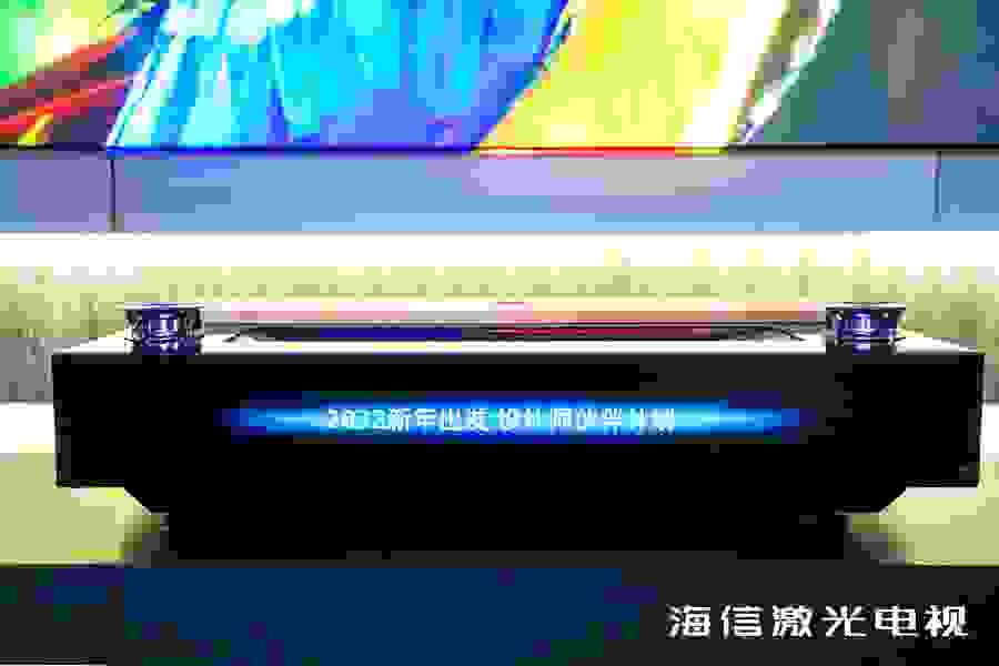 藍色桌子上的電視中度可信度描述已自動生成
