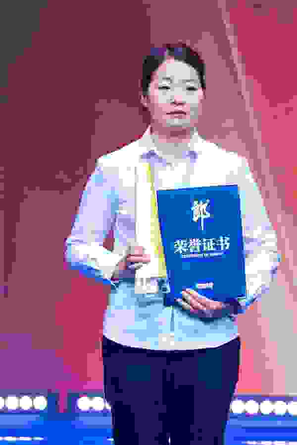 恪守古法，高溫制曲，郎酒制曲工程貴英15年堅守，只為芳華盛放