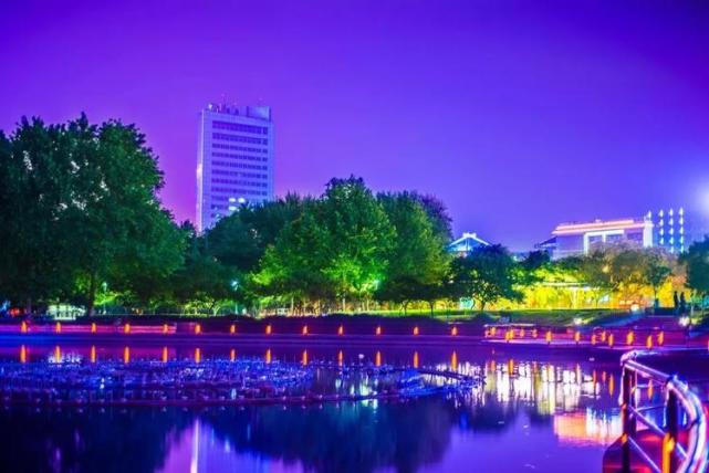 中國當代書畫藝術家協會會員任紀成和大型電視劇《濱海鹽都》出品方新章網達成書畫推廣合作協議