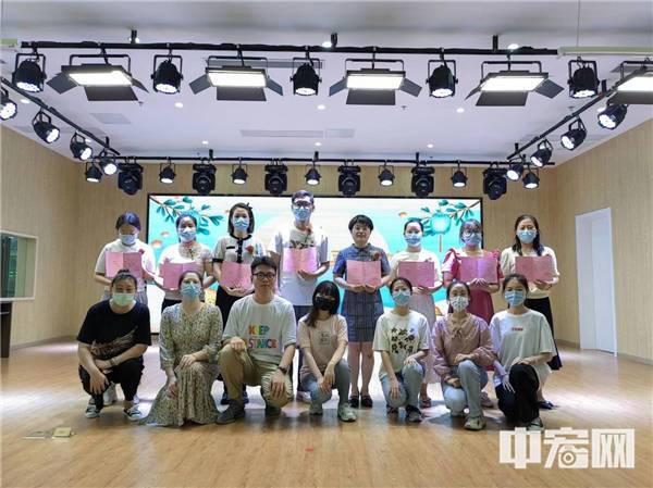 聘書頒發后大家合影 供圖：石玲玲 