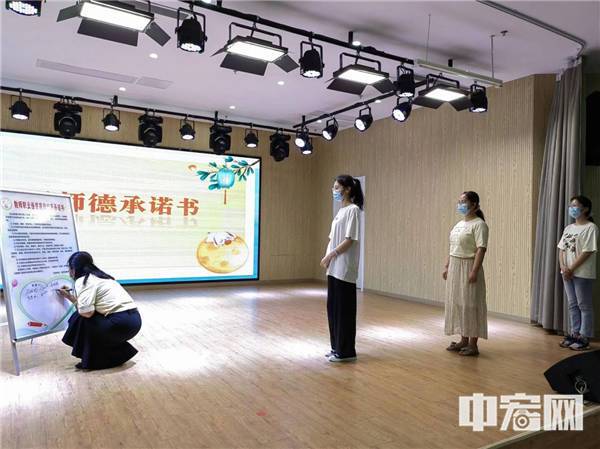 教師在師德承諾書上簽字 供圖：石玲玲 