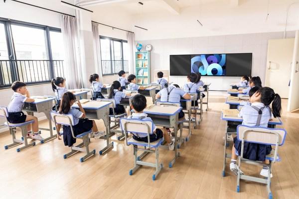 “唯酷光電”推出全新智慧互聯無塵黑板 推動教育黑板變革