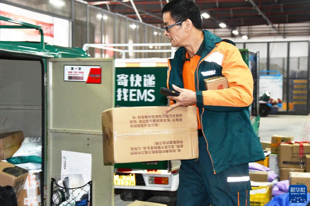 國家郵政局監測數據顯示，2023年11月1日至11日，全國郵政快遞企業共攬收快遞包裹52.64億件，同比增長23.22%，日均業務量是平日業務量的1.4倍。11月12日，工作人員在中國郵政集團有限公司湖南省永州市江永縣分公司郵件處理中心分揀快遞包裹。新華社發（田如瑞 攝）