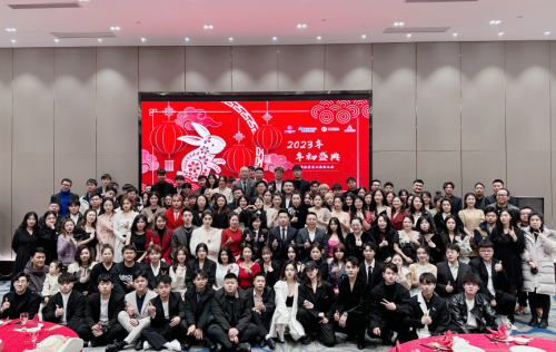 艾唱歌手培訓(xùn)15周年盛典暨優(yōu)秀員工表彰大會在浙江橫店影視城成功舉辦