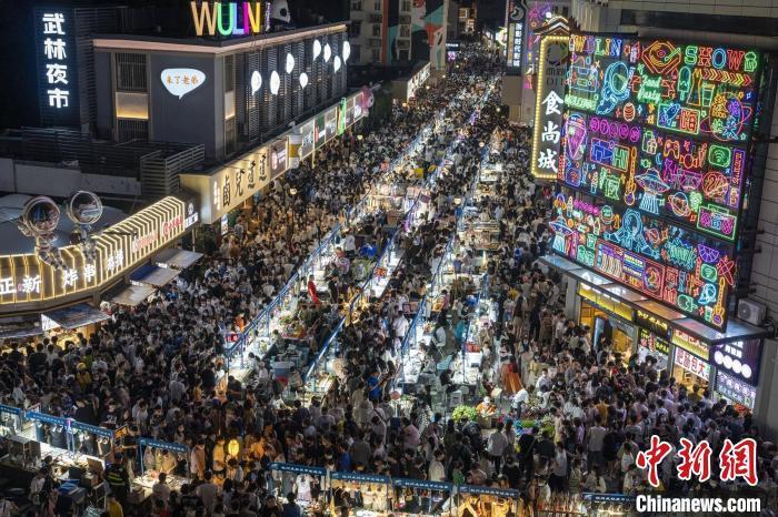王青：促消費(fèi)為何要重視年輕人和小微實(shí)體商戶(hù)？