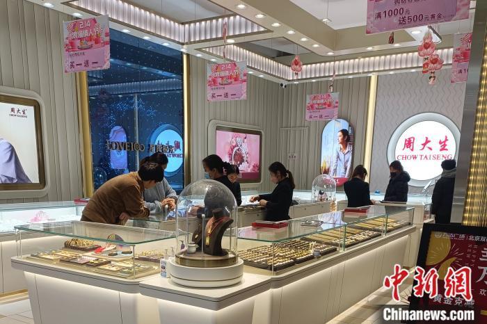 金價“狂飆” 再不買還會漲？
