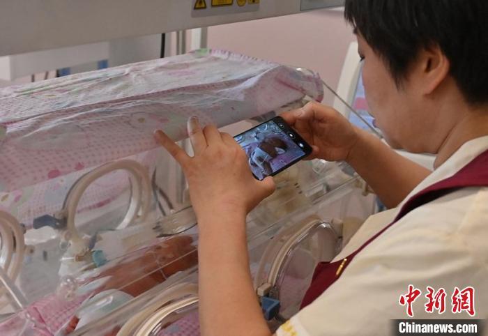 護士長高玉先說，他們每天都會利用業余時間給寶寶們的家長拍一段視頻，介紹孩子的情況，讓家長安心。　張瑤 攝