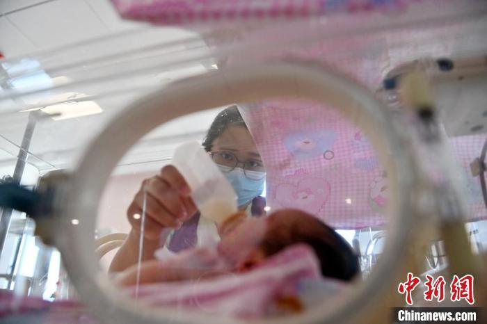 新生兒科的臨時“奶爸奶媽”：用愛守護每一個新生命