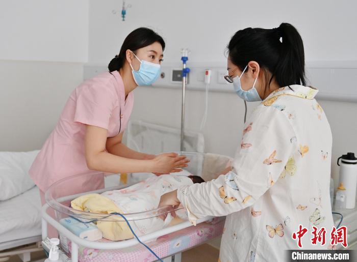 該院還設立了家庭化護理病房。利用寶寶出院前的一段時間，護士們會手把手指導“新手”家長科學喂養。　張瑤 攝