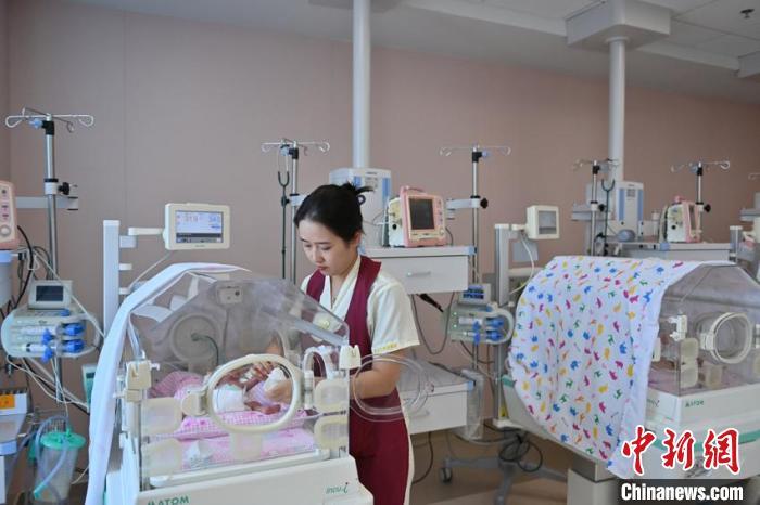 為了照顧好這些體質脆弱的新生兒、早產兒，護士們必須具備敏銳的觀察力和精湛的技術以及高度的責任心。　張瑤 攝