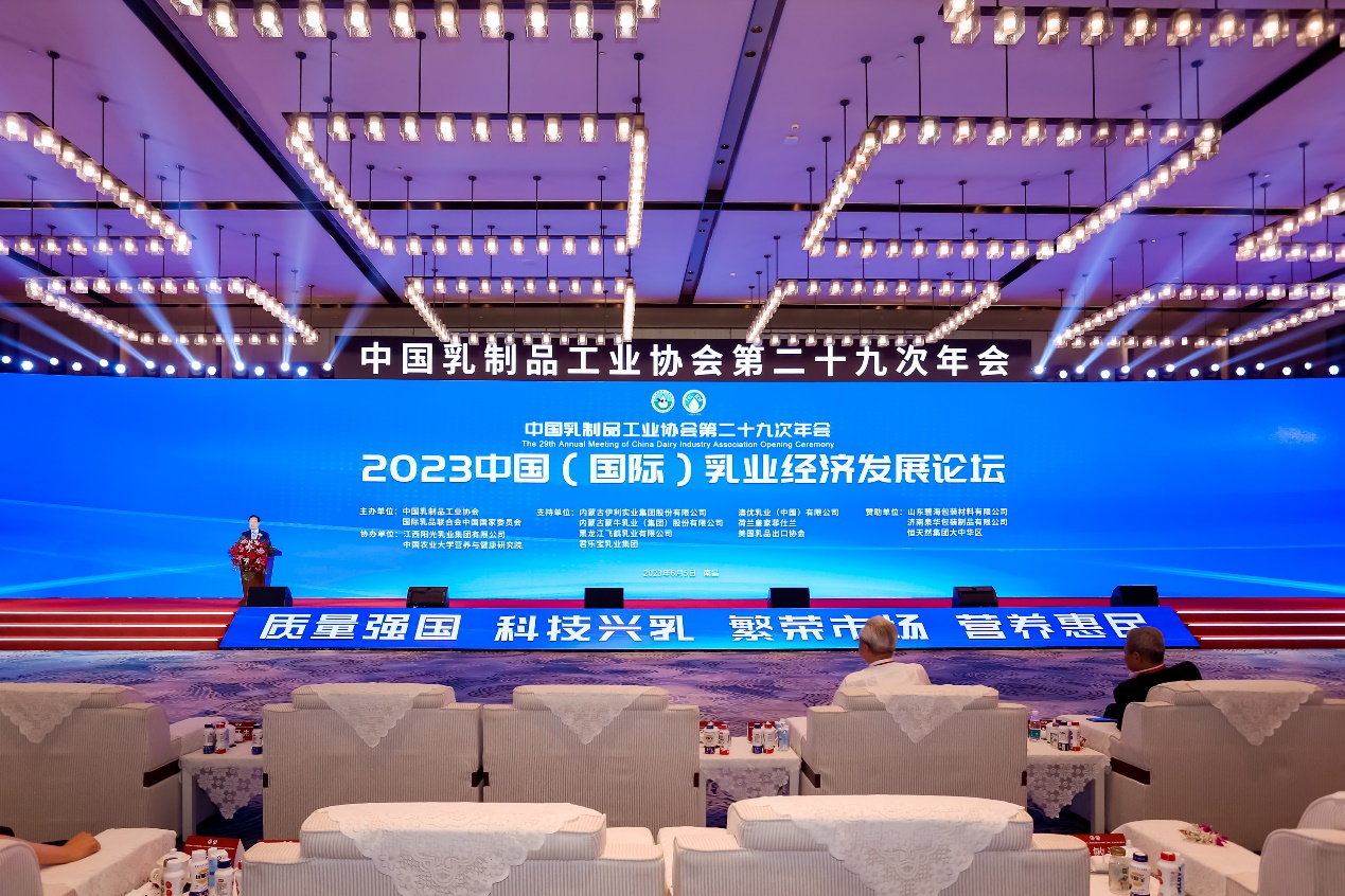 美廬亮相2023中國（國際）乳業(yè)技術(shù)博覽會，董事長陳林榮獲“年度行業(yè)發(fā)展突出貢獻(xiàn)人物”獎(jiǎng)