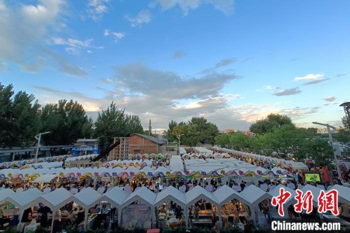 高溫下的北京夜生活：游客流連至凌晨，有攤主日入上千
